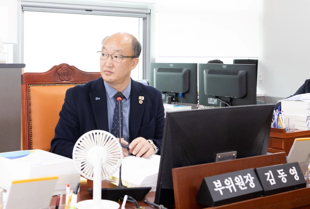 김동영 의원이 17일 열린 건설교통위원회 소관 2025년도 행정사무감사 종합감사에서 피감기관을 상대로 질의하고 있다.(사진=경기도의회)