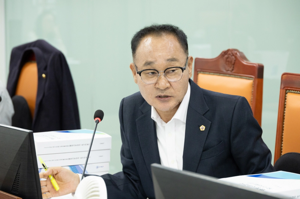 김영민 의원이 17일 열린 2025년 행정사무감사에서 피감기관을 상대로 질의하고 있다.(사진=경기도의회)