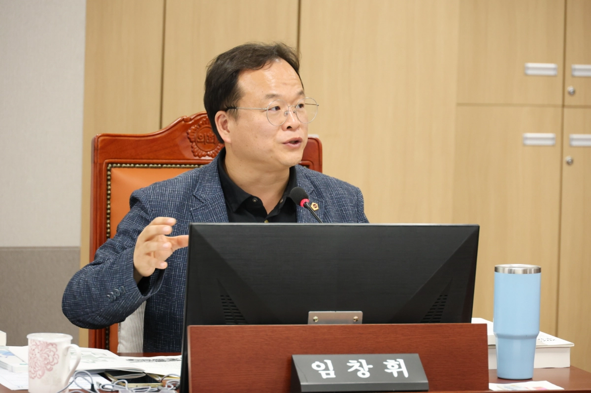 임창휘 의원이 17일 수자원본부에 대한 행정사무감사에서 피감기관을 상대로 질의하고 있다.(사진=경기도의회)