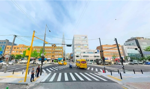 대각선 횡단보도가 설치된 서울 송파초교 인근 교차로.   서울시 제공