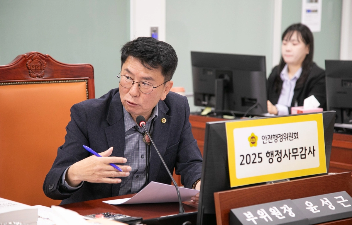 윤성근 의원이 17일 2025년 행정사무감사에서 피감기관을 상대로 질의하고 있다.(사진=경기도의회)