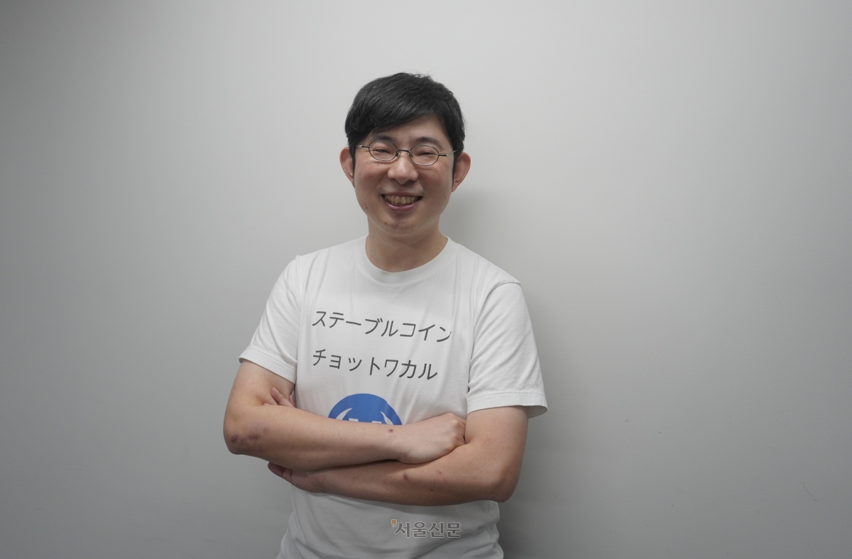 18일 도쿄 오테마치 피노랩에서 서울신문과 인터뷰를 하고 있는 오카베 노리타카 JPYC 대표. 그는 “앞으로 인공지능(AI)이 사람 대신 결제와 거래를 수행하는 시대가 올 것”이라며 “스테이블코인이 AI 경제의 화폐가 될 것”이라고 했다.