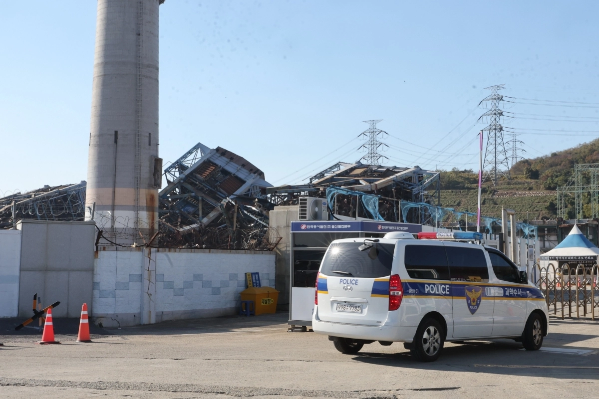 18일 오후 울산경찰청 과학수사대 차량이 울산화력발전소 보일러 타워 붕괴 현장 합동감식을 위해 발전소 후문을 통과하고 있다. 울산경찰청 전담수사팀, 경기남부경찰청 중대재해전담 과학수사팀, 국립과학연구원, 고용노동부, 산업안전보건공단 등은 이날 오후 2시부터  합동 감식에 들어갔다. 연합뉴스