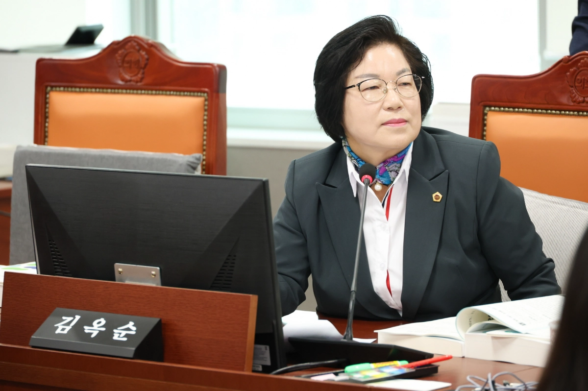김옥순 의원이 17일 보건환경연구원 대상으로 실시한 2025년도 행정사무감사에서 피감기관을 상대로 질의하고 있다.(사진=경기도의회)