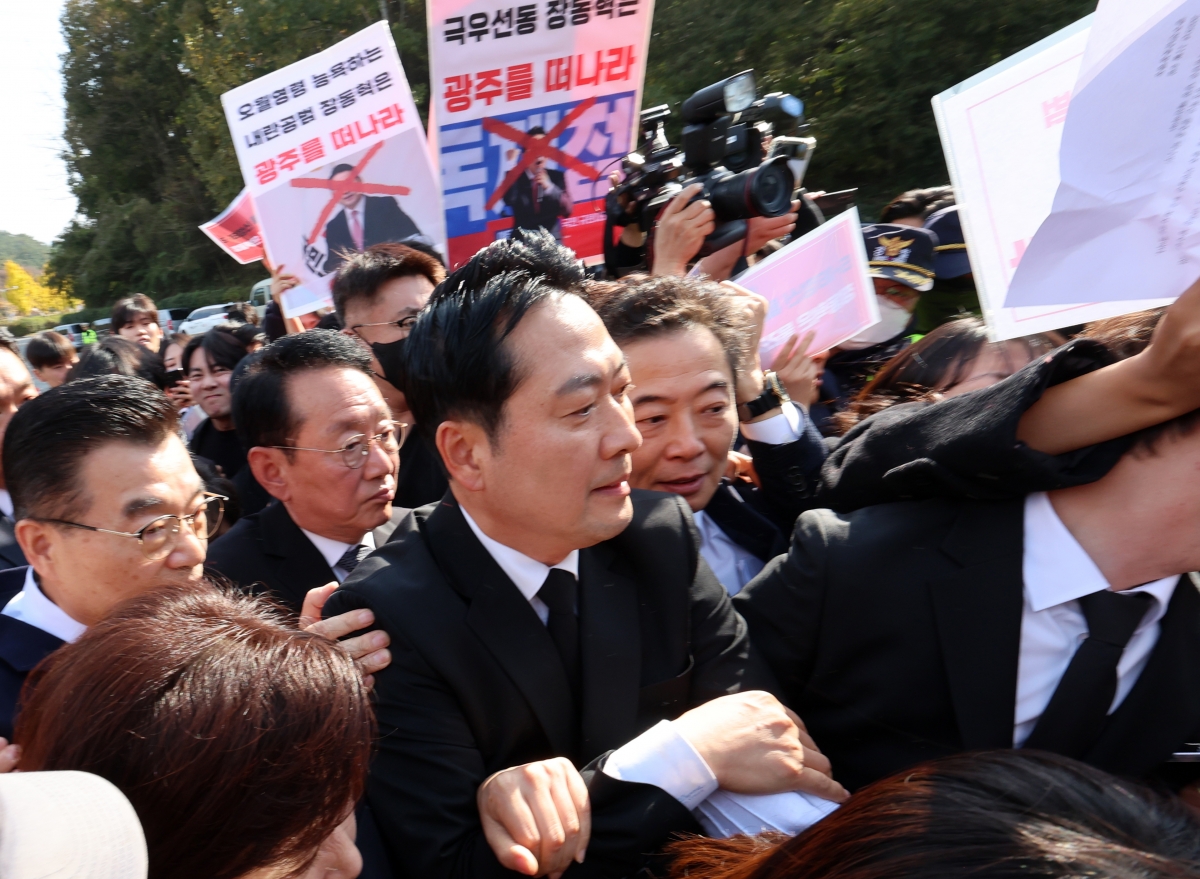 국민의힘 장동혁 대표가 6일 오후 광주 북구 국립5·18민주묘지에서 참배를 시도하고 있다. 2025.11.6. 연합뉴스