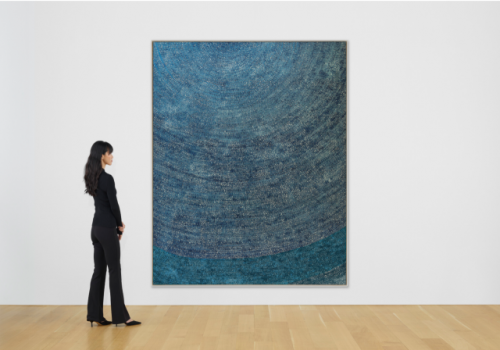 김환기 화백의 전면점화 ‘19-VI-71 #206’(1971)를 감상하고 있다. 크리스티 제공