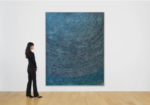 김환기 화백의 전면점화 ‘19-VI-71 #206’(1971)를 감상하고 있다. 크리스티 제공