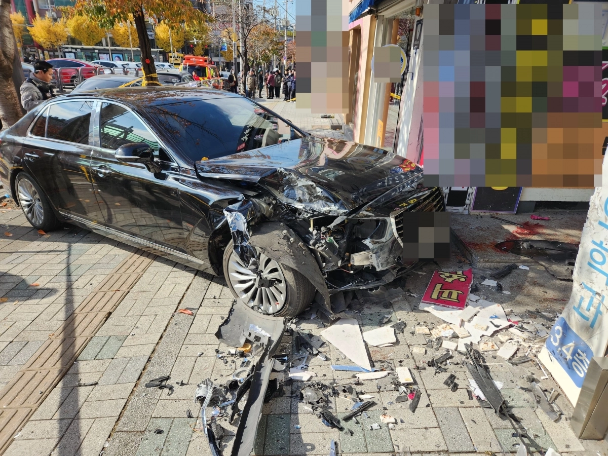 인도로 돌진한 승용차. 인천소방본부 제공