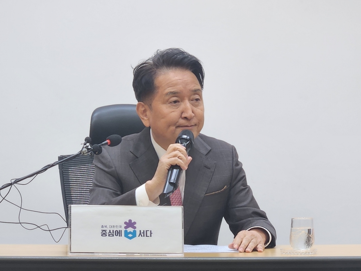 김영환 충북지사가 18일 자신의 ‘돈 봉투 수수 의혹’을 수사 중인 경찰에 대해 정치탄압과 표적수사라는 입장을 밝히고 있다. 남인우 기자.