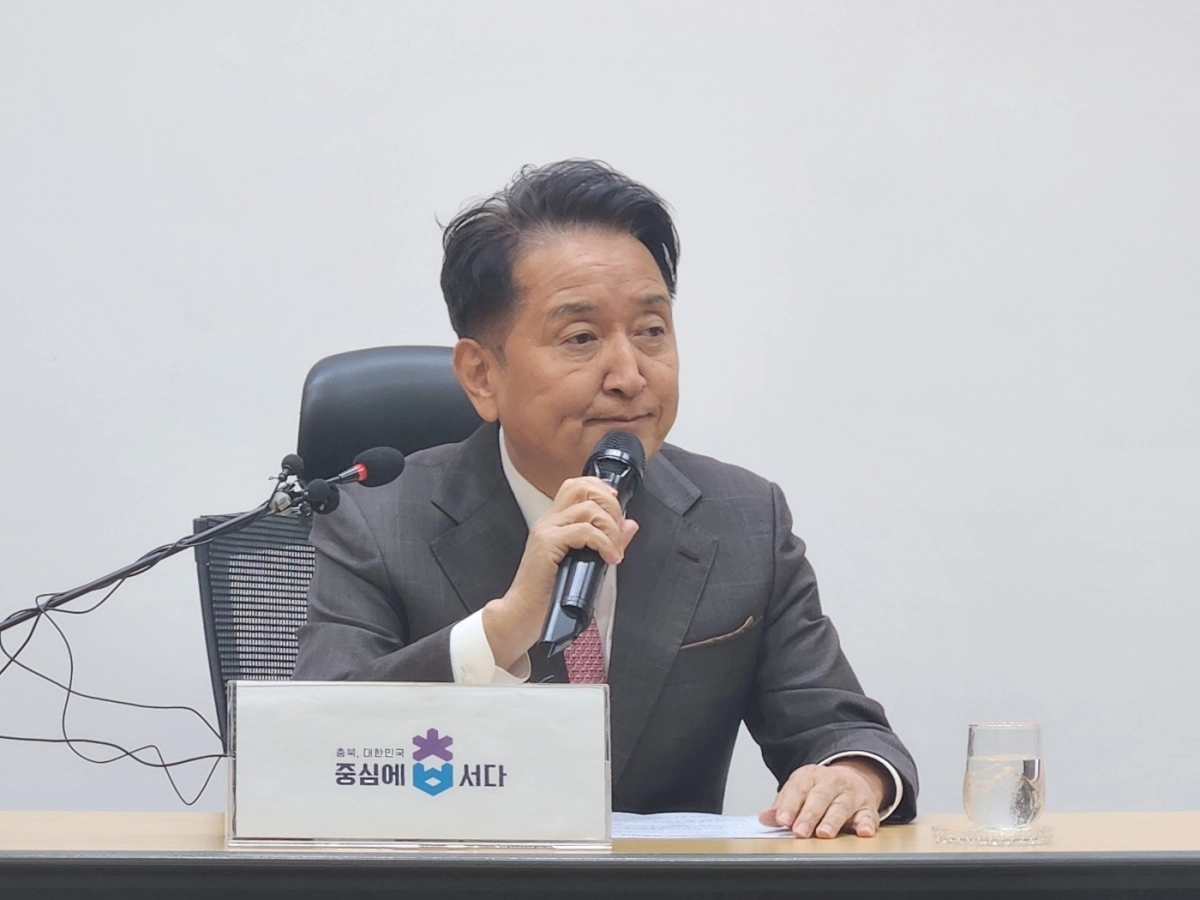 김영환 충북지사가 18일 자신의 ‘돈 봉투 수수 의혹’을 수사 중인 경찰에 대해 정치탄압과 표적수사라는 입장을 밝히고 있다. 남인우 기자.