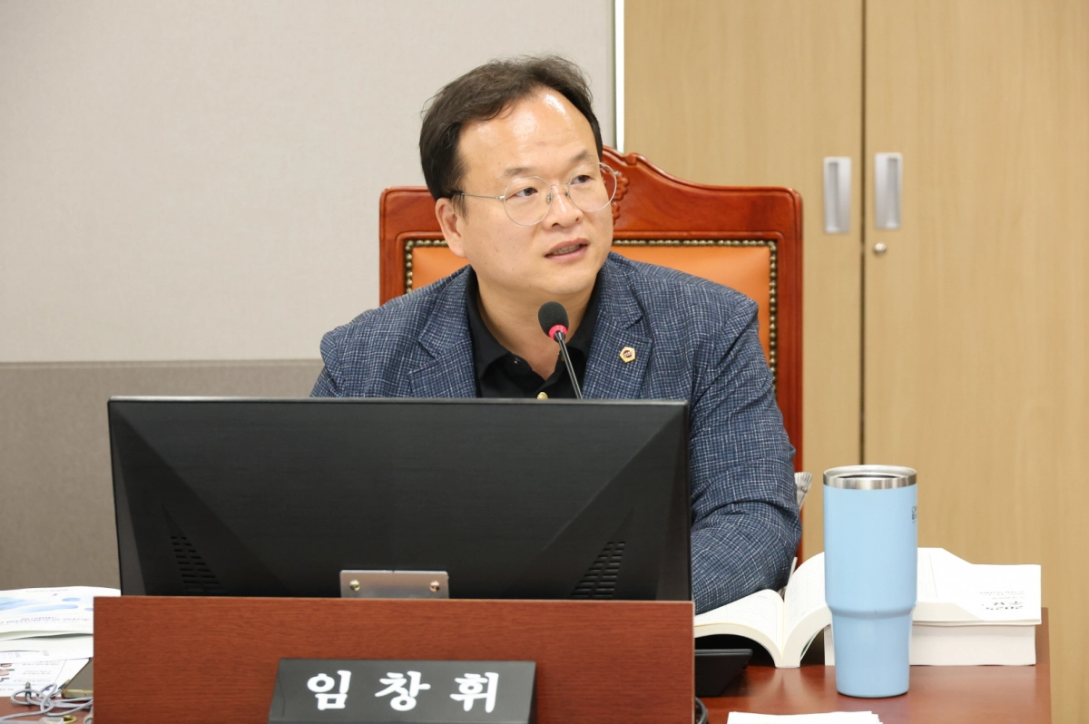 임창휘 의원이 17일 경기도 수자원본부를 대상으로 한 행정사무감사에서 피감기관을 상대로 질의하고 있다.(사진=경기도의회)
