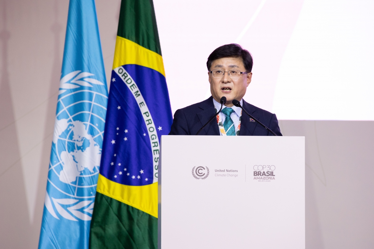 김성환 기후에너지환경부 장관이 17일(현지시간) 브라질 벨렝에서 열린 제30차 유엔기후변화협약당사국총회(COP30)에서 2035 NDC 목표에 대해 고위급 연설을 하고 있다. 기후부 제공