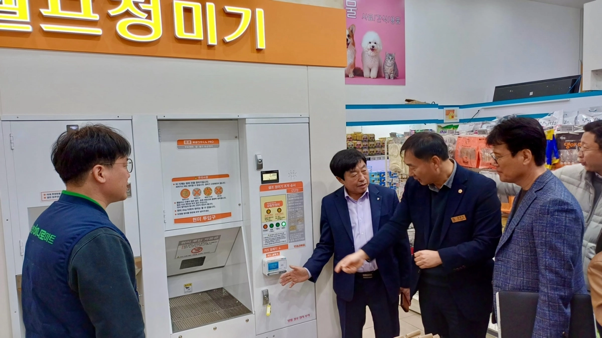 윤종영 의원이 15일 연천 전곡농협 로컬푸드 직매장에서 셀프정미기 시연 현장을 살펴보고 관계자들과 대화를 나누고 있다.(사진=경기도의회)