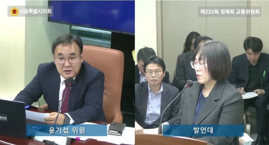 윤기섭 의원이 지난 14일 교통위원회 회의실에서 실시된 종합 행정사무감사에서 이자영 버스정책과장에게 질의하고 있다.