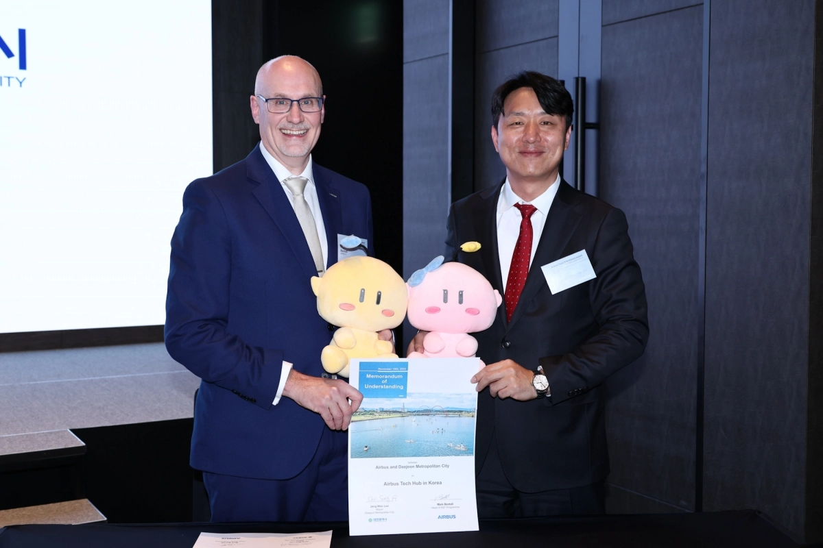 최성아(사진 오른쪽) 대전시 정무경제과학부시장이 18일 대전 호텔 오노마에서 마크 벤탈 에어버스 R&amp;T프로그램 총괄과 테크 허브 설치 등을 담은 업무협약을 체결했다.