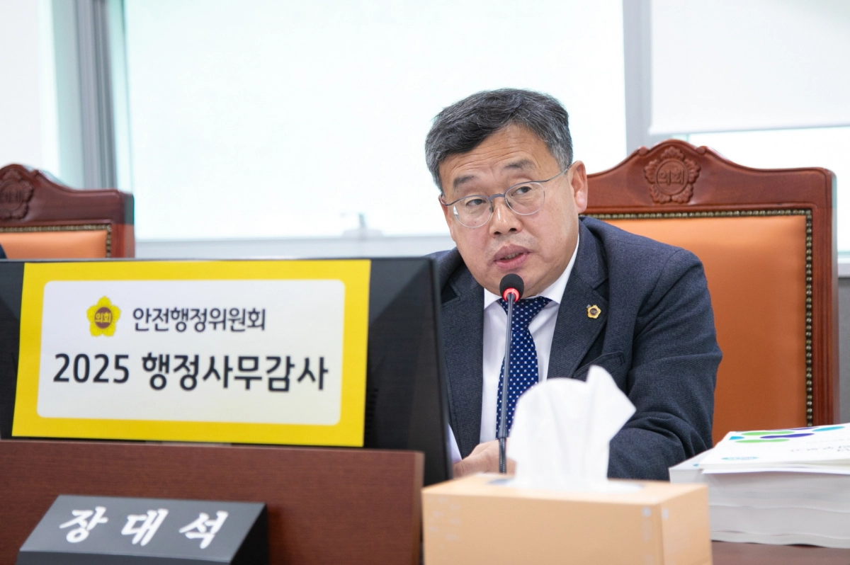 장대석 의원이 17일 열린 자치행정국 행정사무감사에서 피감기관을 상대로 질의하고 있다.(사진=경기도의회)
