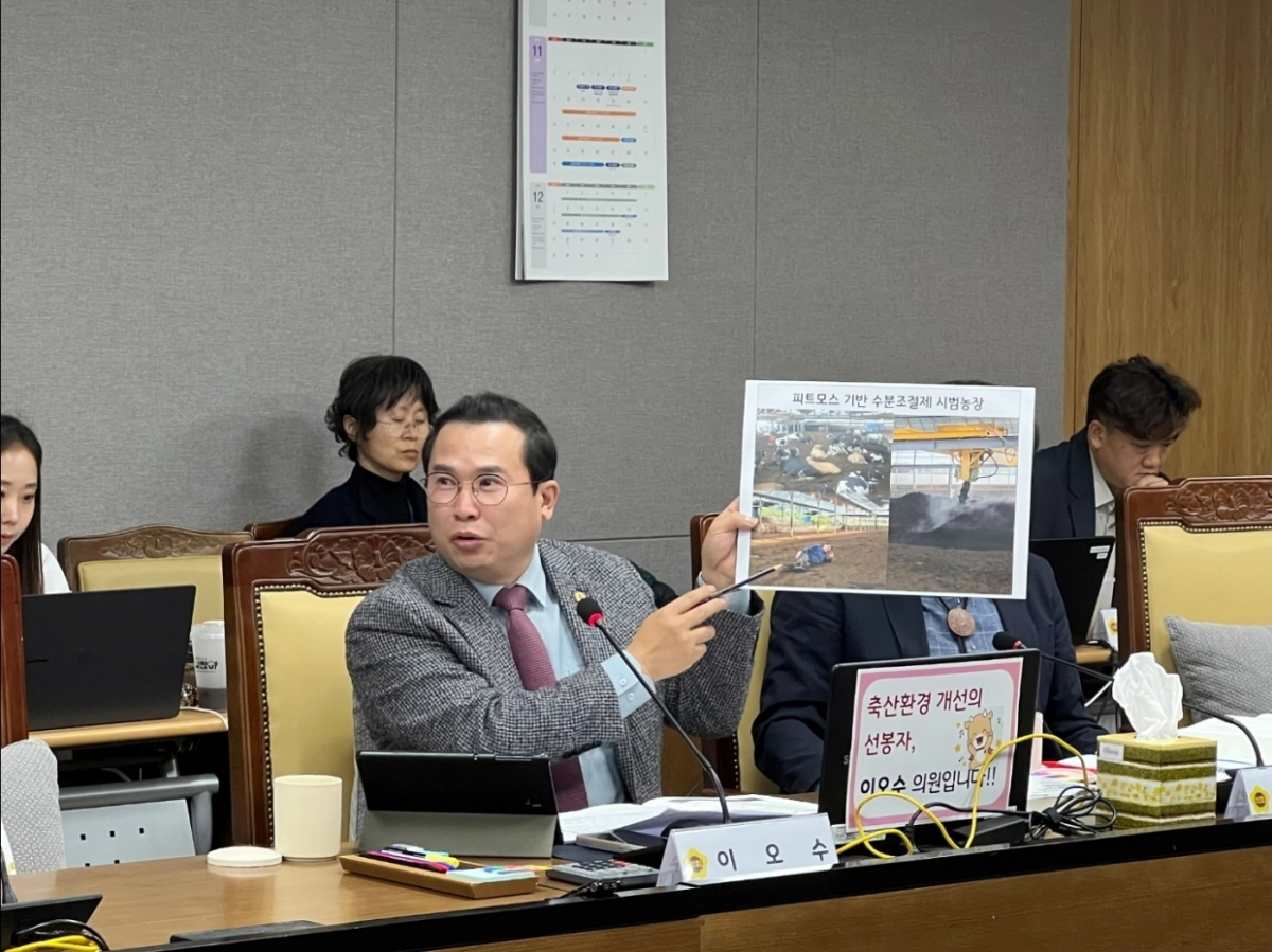 이오수 의원이 18일 열린 축산동물복지국 행정사무감사에서 피감기관을 상대로 질의하고 있다.(사진=경기도의회)