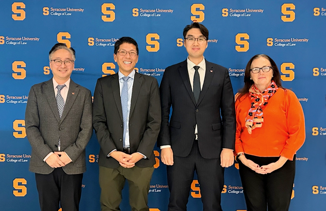 법무법인 대륜의 미국 현지법인 SKJP와 미국 시라큐스대 로스쿨 관계자들이 업무협약을 체결한 뒤 기념촬영하고 있다. 왼쪽부터 SJKP 손동후 미국(뉴욕주) 변호사, 시라큐스 로스쿨 Terence J. Lau 학장, 법무법인 대륜 박동일 대표, Shannon Garder 부학장. 법무법인 대륜 제공