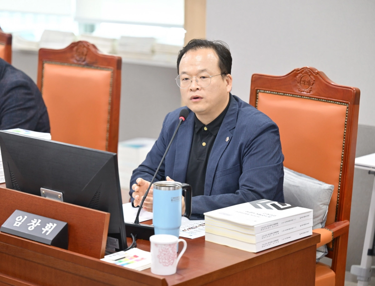 임창휘 의원이 18일 진행된 종합행정사무감사에서 피감기관을 상대로 질의하고 있다.(사진=경기도의회)