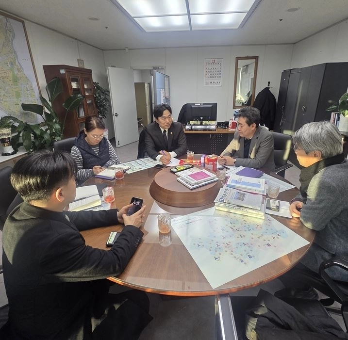 지난 17일 동대문구청 간부들과 동대문문화재단 대표이사, 본부장 등이 함께한 문화예술 사업 예산 간담회에 참석한 이종배 의원