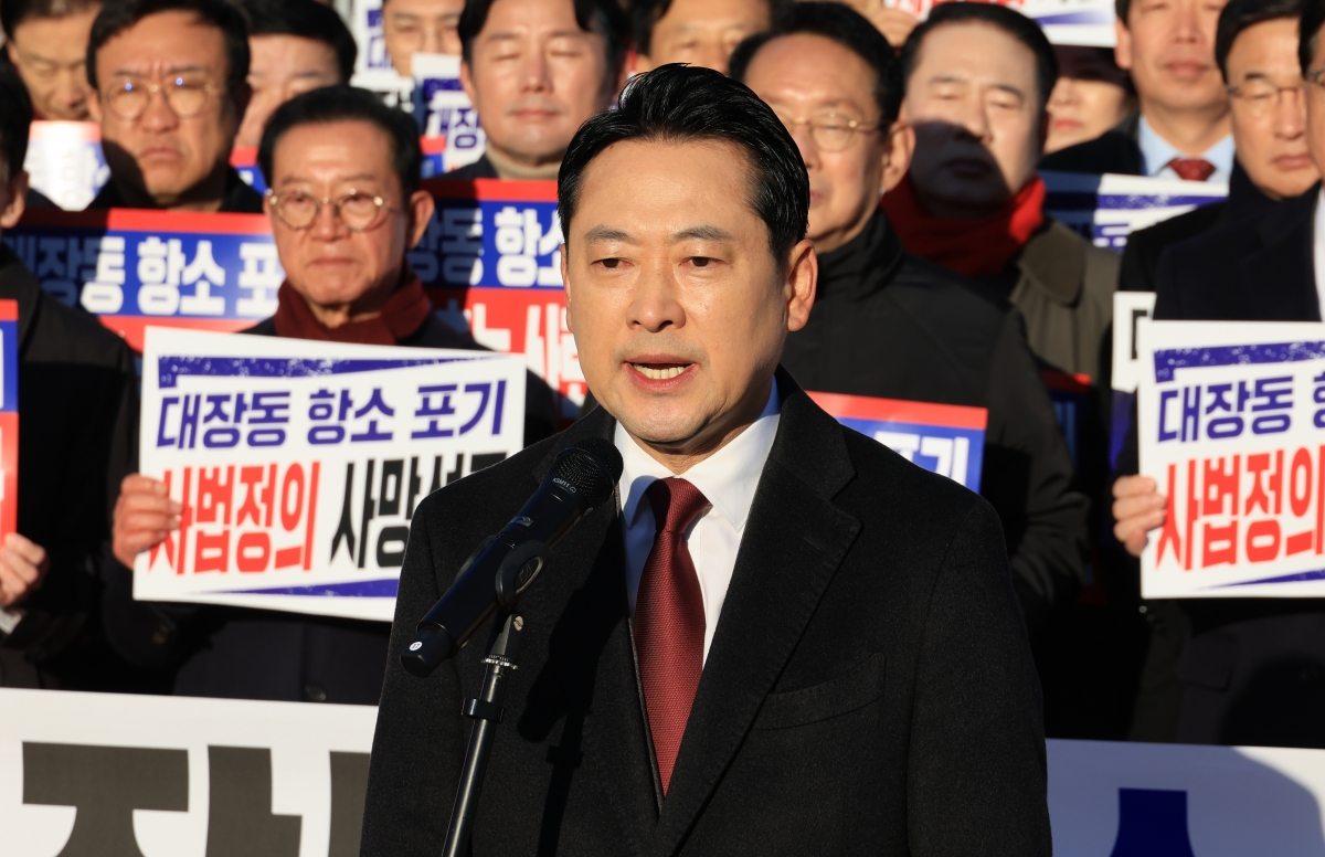 장동혁 국민의힘 대표가 18일 정부 과천청사 법무부 앞에서 열린 대장동 항소포기 외압 정성호 법무부 장관 사퇴 촉구 기자회견에서 발언하고 있다. 연합뉴스