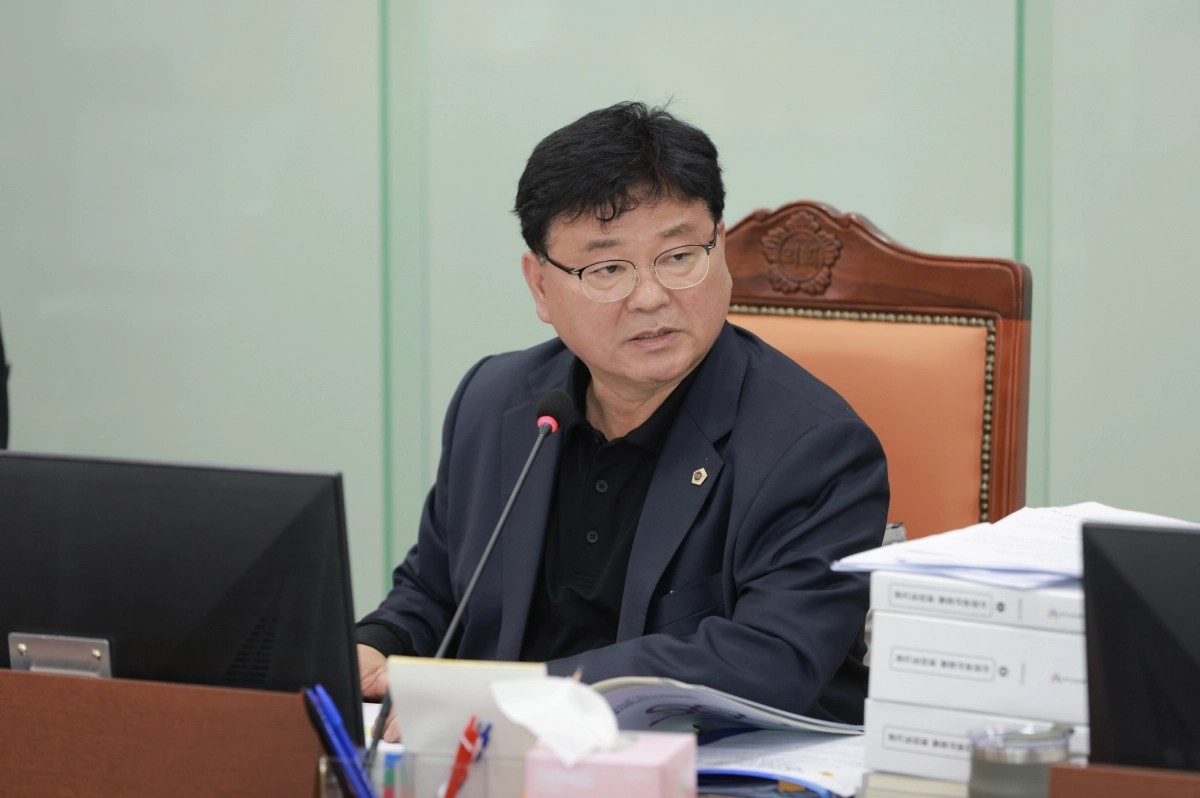 성기황 의원이 17일 경기도교육청 기획조정실, 협력국, 경기도교육정보기록원을 대상으로 한 2025년도 행정사무감사에서 피감기관을 상대로 질의하고 있다.(사진=경기도의회)