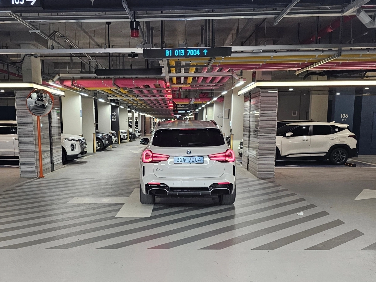 래미안 AI 주차장 경로 안내판. 삼성물산 제공