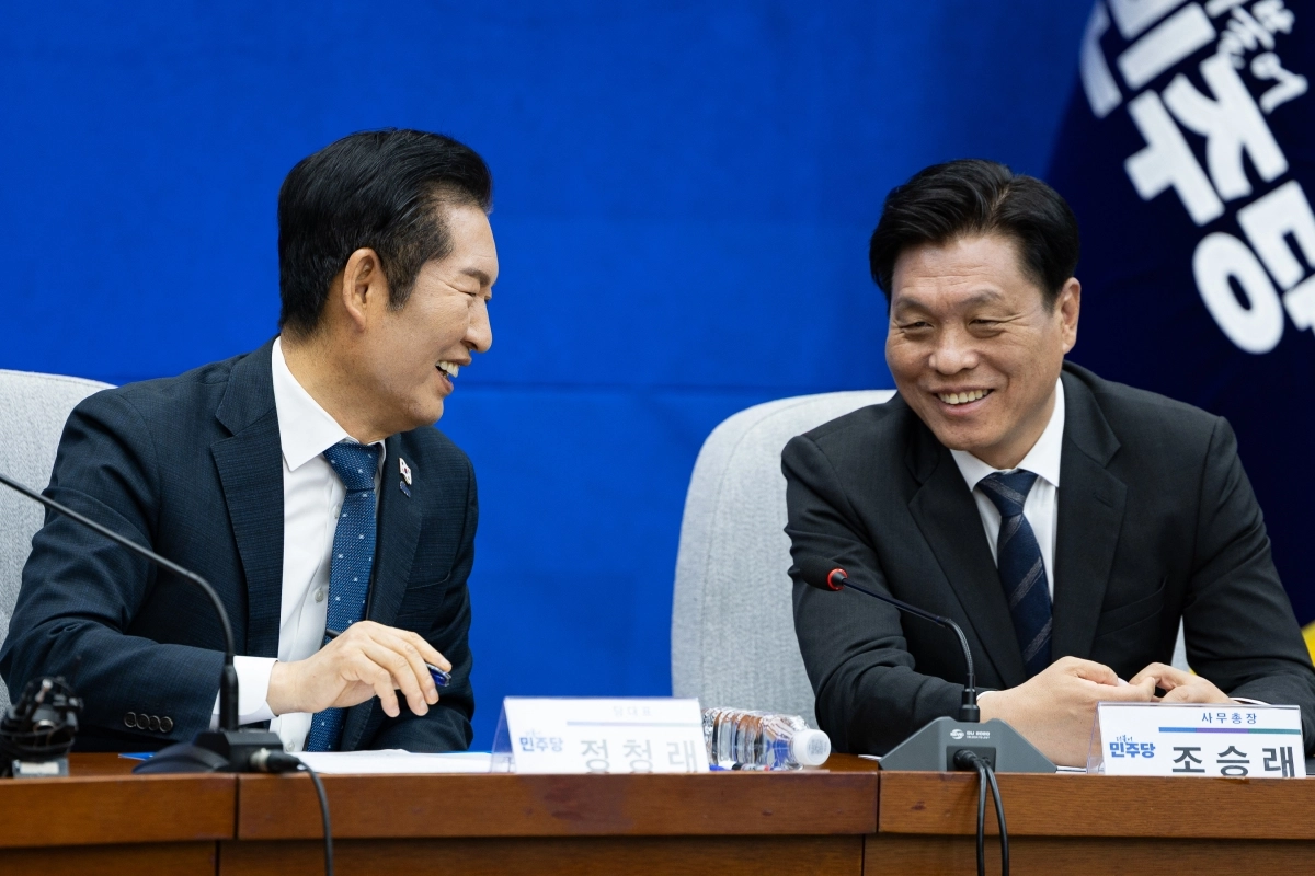 정청래 더불어민주당 대표가 18일 국회에서 열린 전국기초의회의원협의회·전국광역의회의원협의회와의 간담회에서 조승래 사무총장과 대화하고 있다. 뉴스1