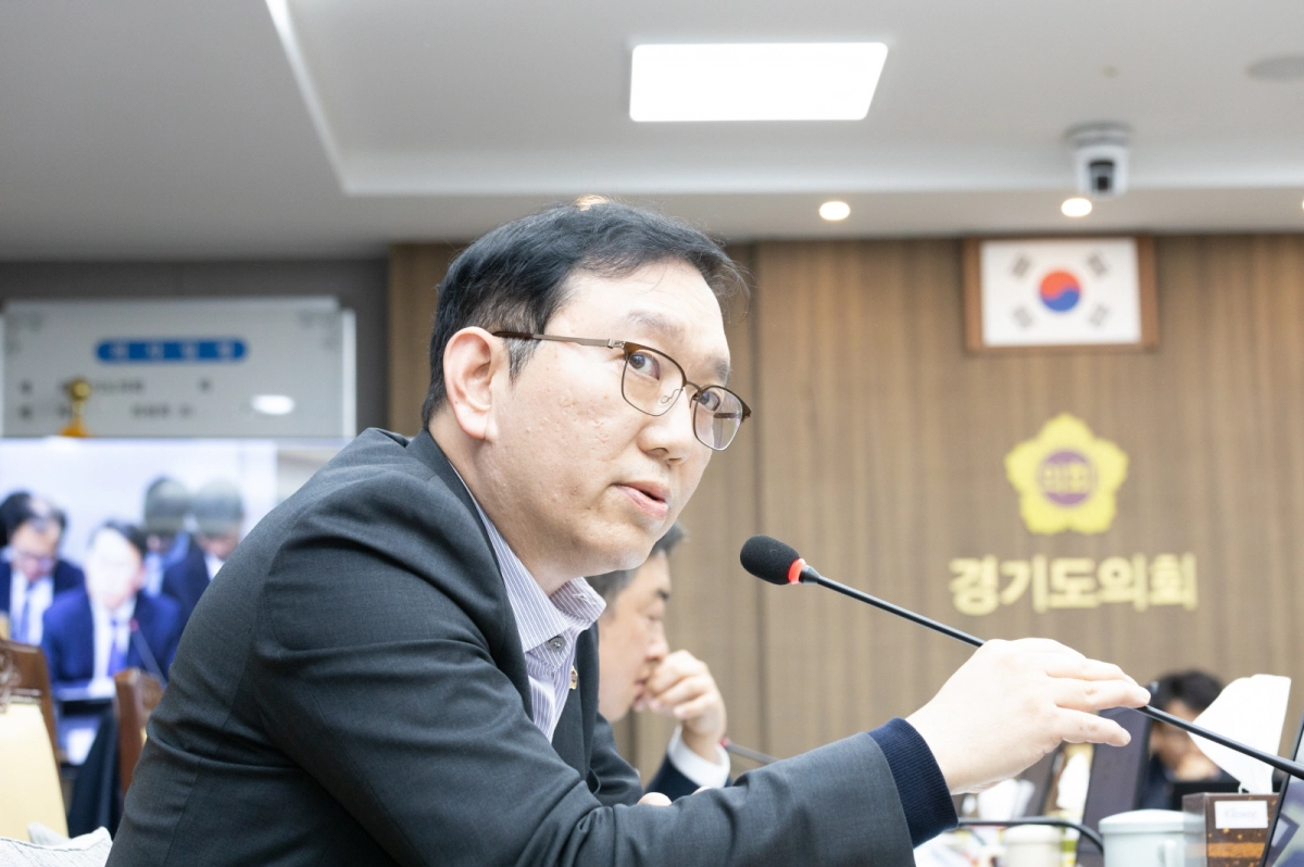 이성호 의원이 12일 의정부 북부분원에서 열린 균형발전기획실 행정사무감사에서 피감기관을 상대로 질의하고 있다.(사진=경기도의회)
