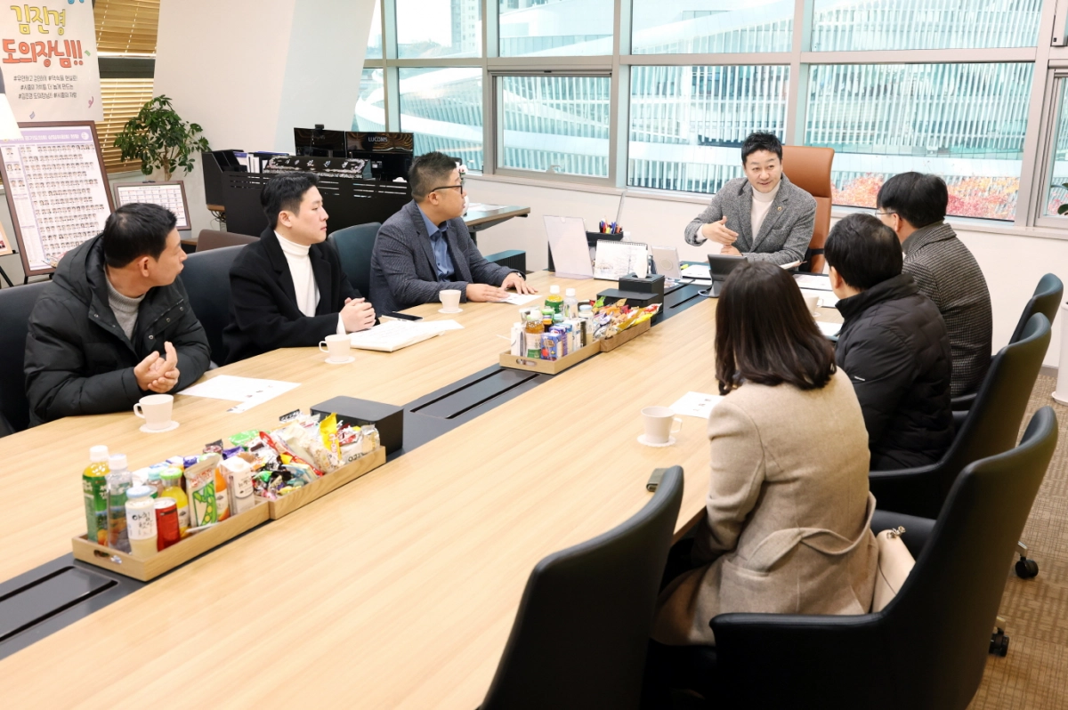 김진경 의장이 장애인복지단체 관계자들과 경기도 내년도 복지 예산 현안에 대해 의견을 나누고 있다.(사진=경기도의회)