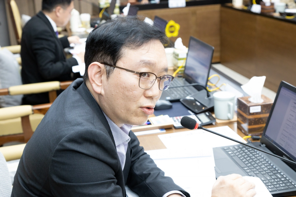 이성호 의원이 12일 의정부 북부분원에서 열린 평화협력국 행정사무감사에서 피감기관을 상대로 질의하고 있다.(사진=경기도의회)