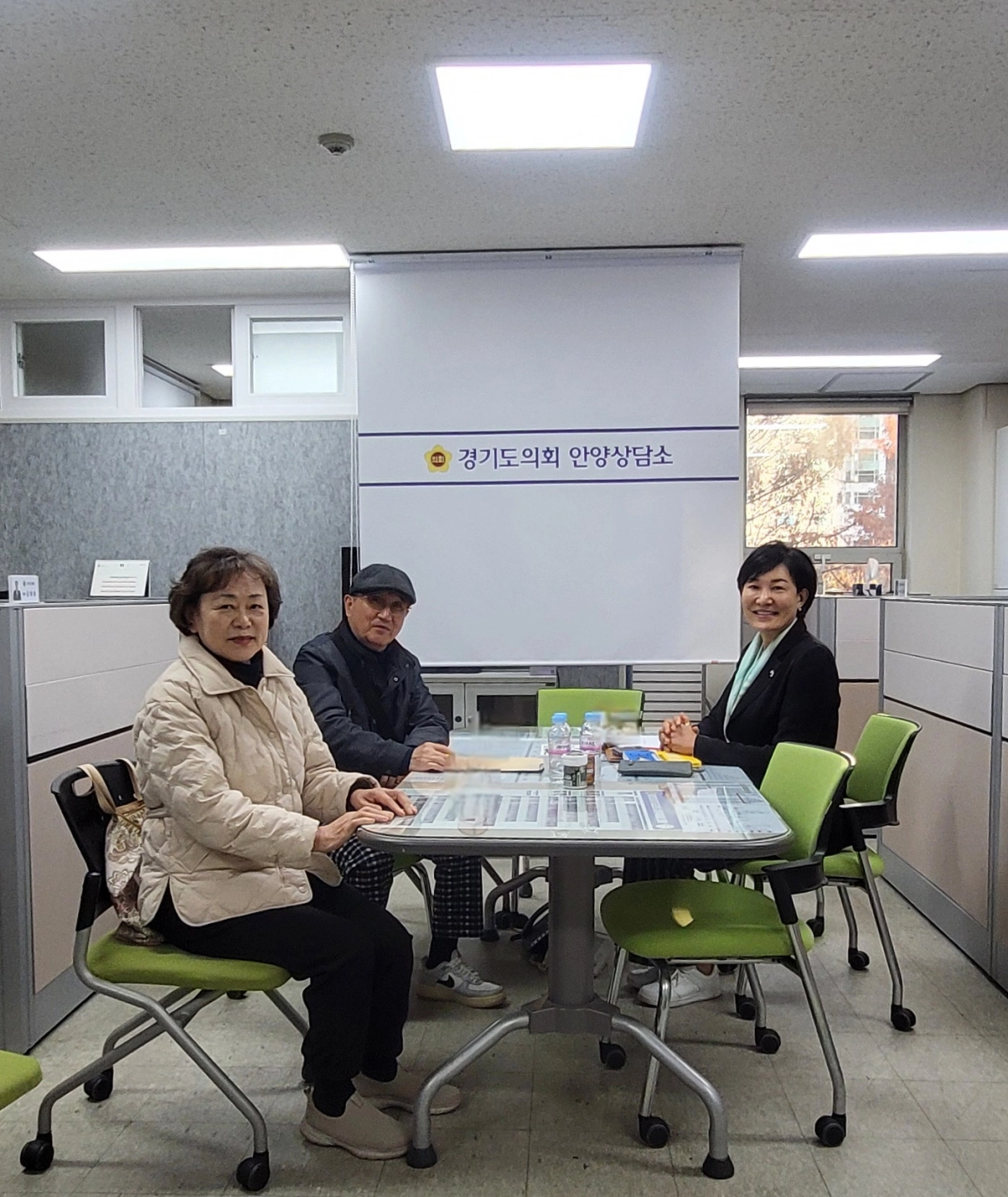 이채명 의원이 18일 의회 안양상담소에서 안양시 게이트볼협회 방철구 회장과 함께 중앙공원 내 게이트볼장 환경 개선을 위한 현안을 논의하고 기념촬영을 하고 있다.(사진=경기도의회)