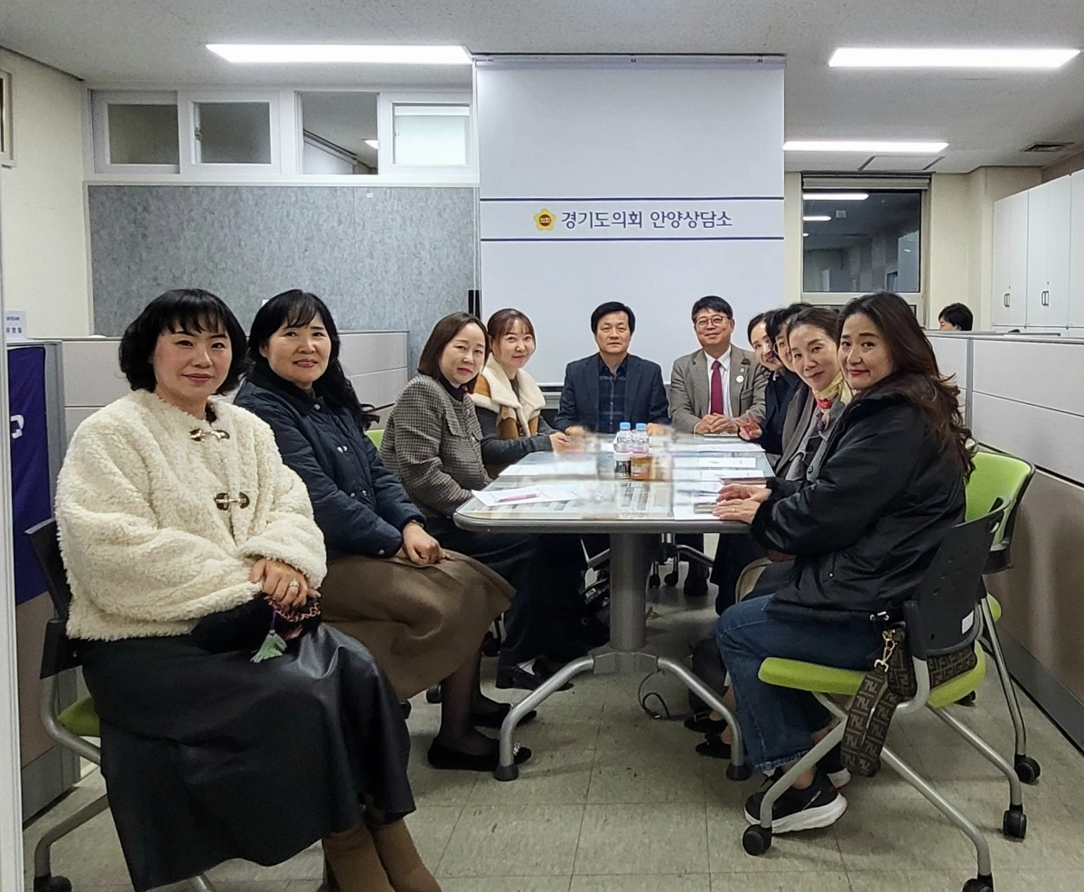 문형근 위원장과 김재훈 의원, 장민수 의원이 17일 의회 안양상담소에서 경기도민간어린집연합회 관계자들과 면담을 갖고 함께 기념촬영을 하고 있다.(사진=경기도의회)