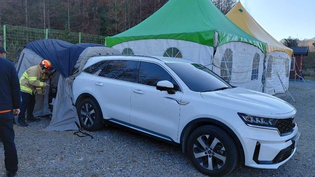 18일 태백산 탐방로 입구 주차장에 주차 중인 차량에서 60대로 추정되는 2명이 숨진 채 발견됐다. 강원소방본부 제공