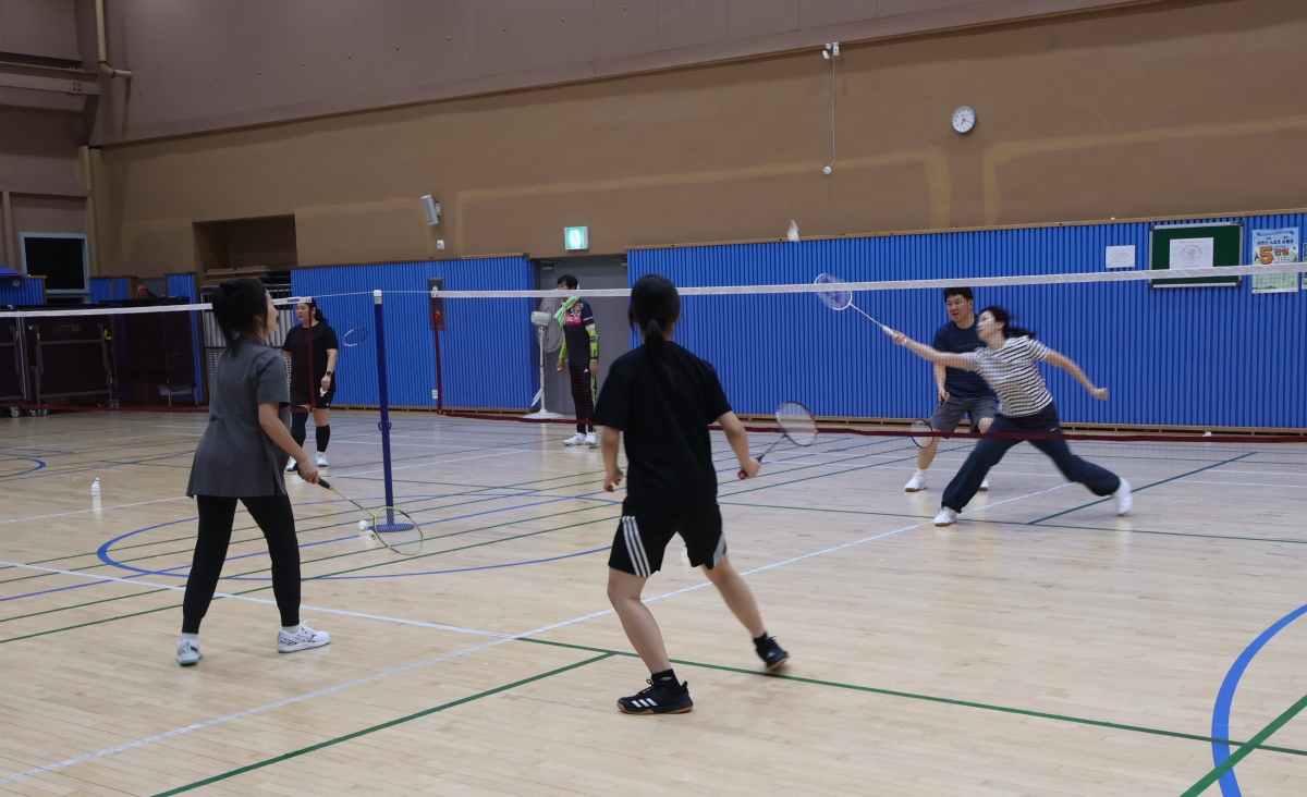 안산스포츠클럽 회원들이 13일 경기 안산 호수체육관에서 배드민턴을 치고 있다.
