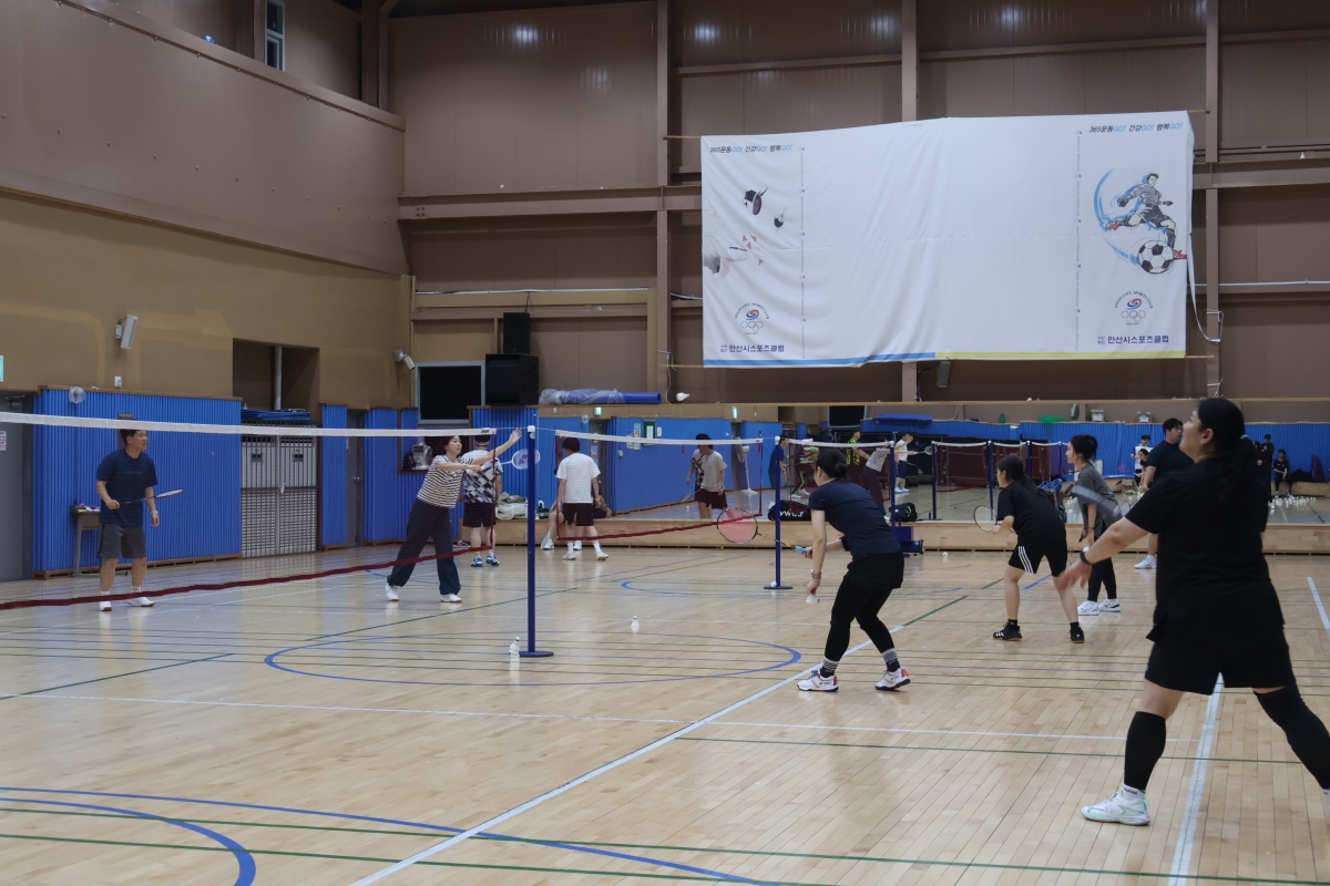 안산스포츠클럽 회원들이 13일 경기 안산 호수체육관에서 배드민턴을 치고 있다.