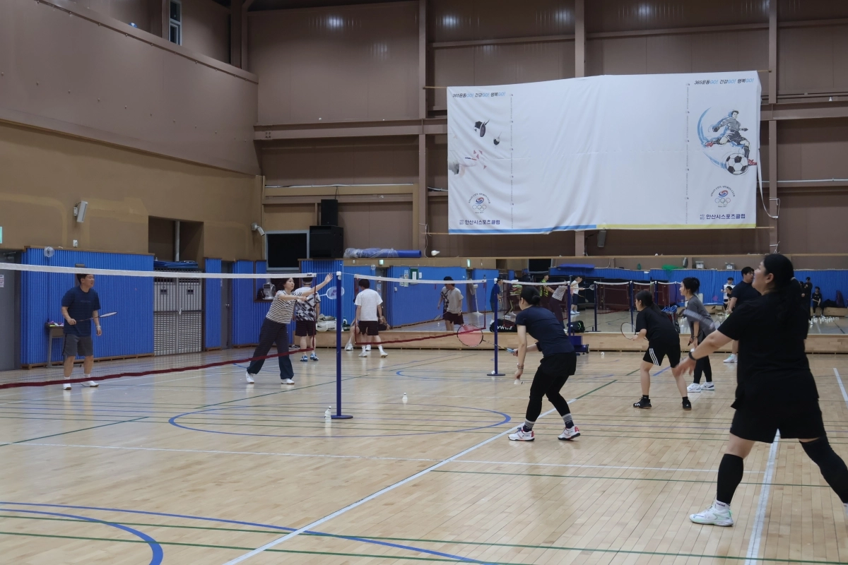 안산스포츠클럽 회원들이 13일 경기 안산 호수체육관에서 배드민턴을 치고 있다.