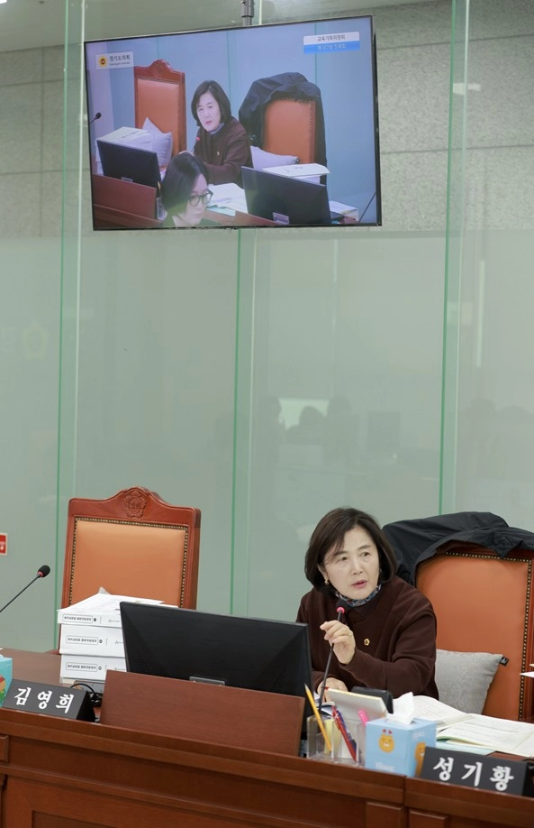 김영희 의원이 17일 열린 2025년도 경기도교육청 행정사무감사에서 피감기관을 상대로 질의하고 있다.(사진=경기도의회)