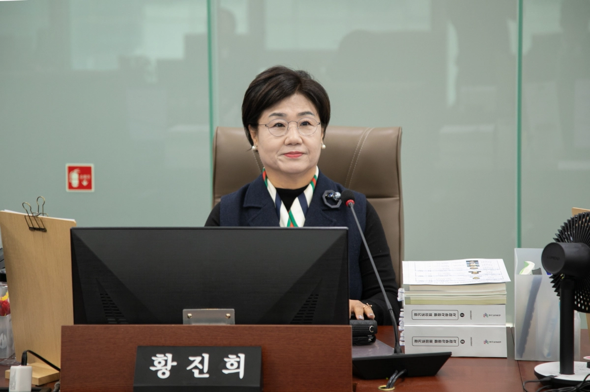 황진희 의원이 18일 열린 경기도의회 제387회 정례회 교육행정위원회 행정사무감사에서 피감기관을 상대로 질의하고 있다.(사진=경기도의회)