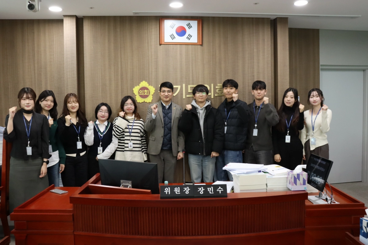 장민수 의원이 18일 여성가족평생교육위원회 소회의실에서 경기도의회 청년 인턴들과 정담회를 열고 기념촬영을 하고 있다.(사진=경기도의회)