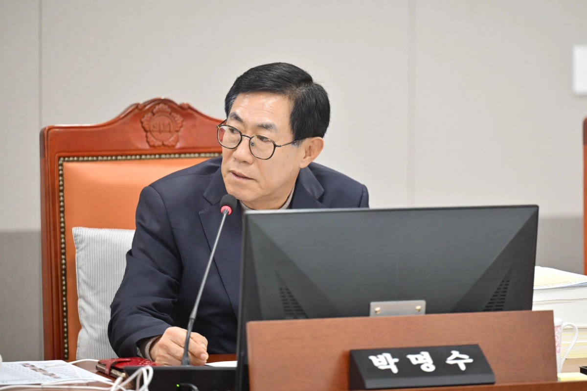 박명수 의원이 18일 종합감사에서 피감기관을 상대로 질의하고 있다.(사진=경기도의회)