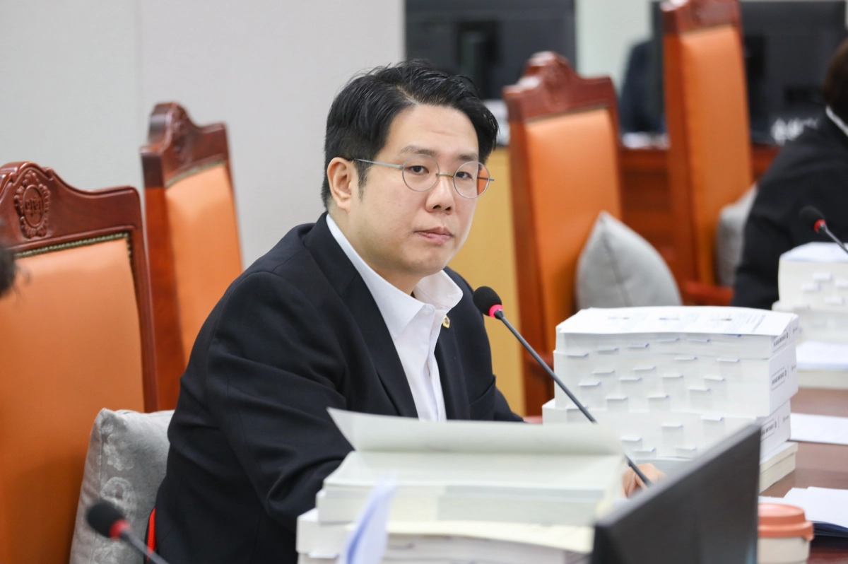 김현석 의원이 18일 열린 경기도교육청 교원인사정책과 대상 행정사무감사에서 피감기관을 상대로 질의하고 있다.(사진=경기도의회)