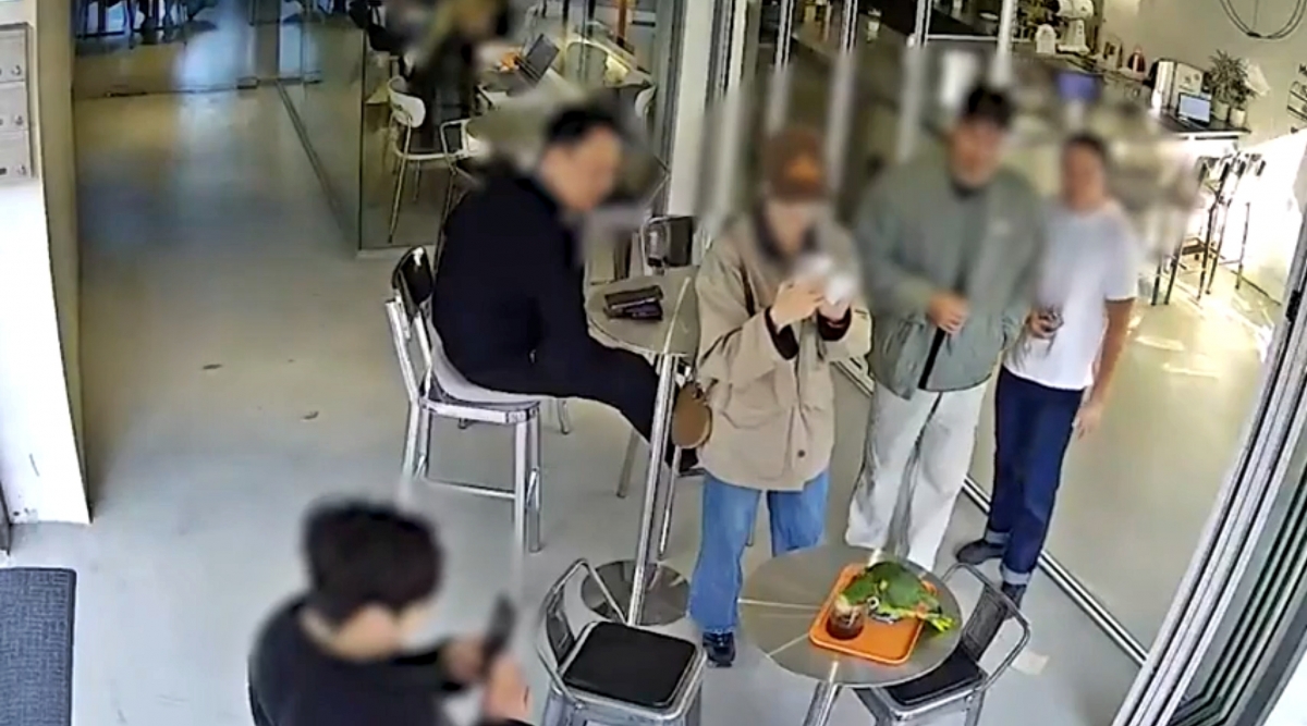 지난 16일 오후 3시 20분쯤 서울 영등포구 양평동의 한 카페에서 앵무새 한 마리가 손님 커피를 마시고 있다는 신고가 접수됐다. 2025.11.18 연합뉴스(독자 제공)