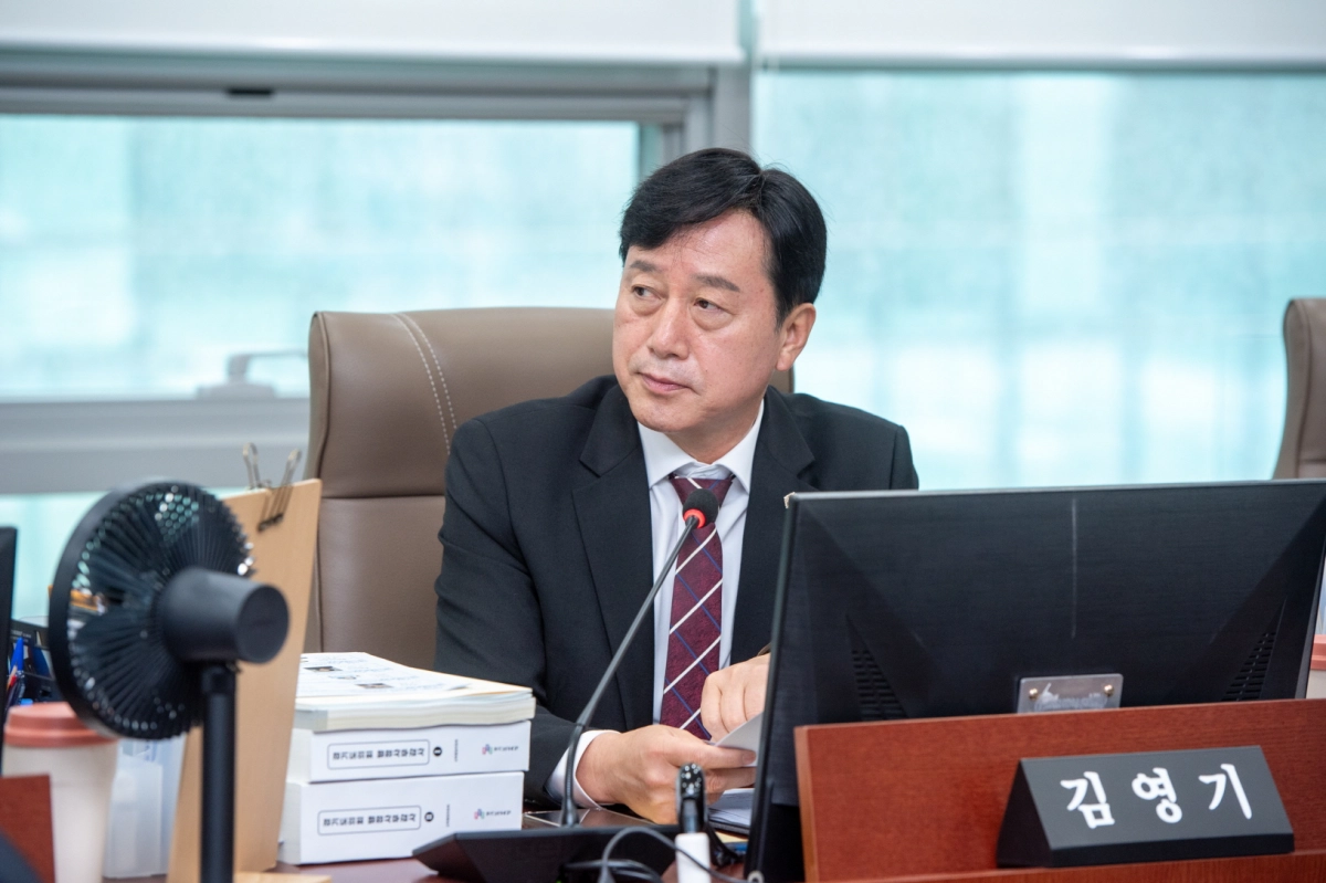 김영기 의원이 18일 열린 감사관·디지털인재국·도서관 대상 행정사무감사에서 피감기관을 상대로 질의하고 있다.(사진=경기도의회)