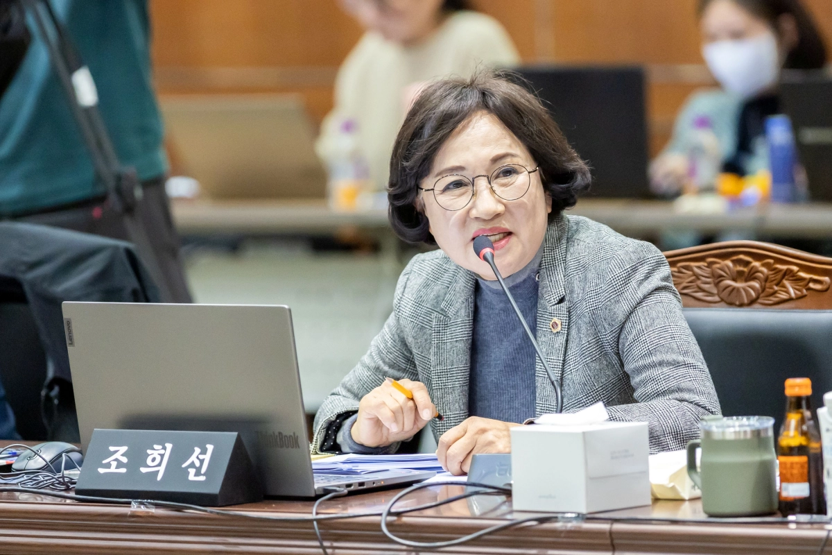 조희선 의원이 18일 경기아트센터에서 열린 2025년도 문화체육관광국 행정사무감사 종합감사에서 피감기관을 상대로 질의하고 있다.(사진=경기도의회)
