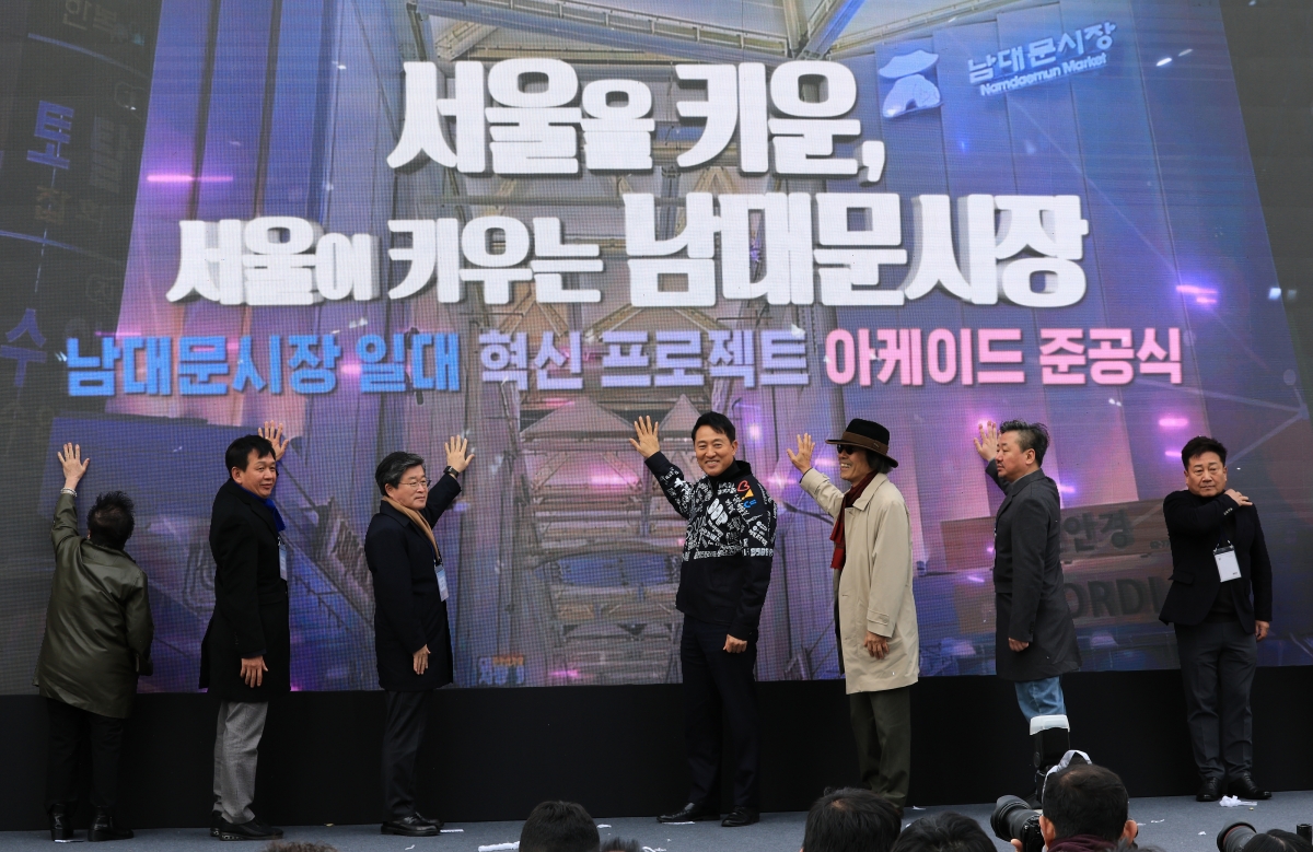 남대문시장 아케이드 찾은 오세훈 서울시장