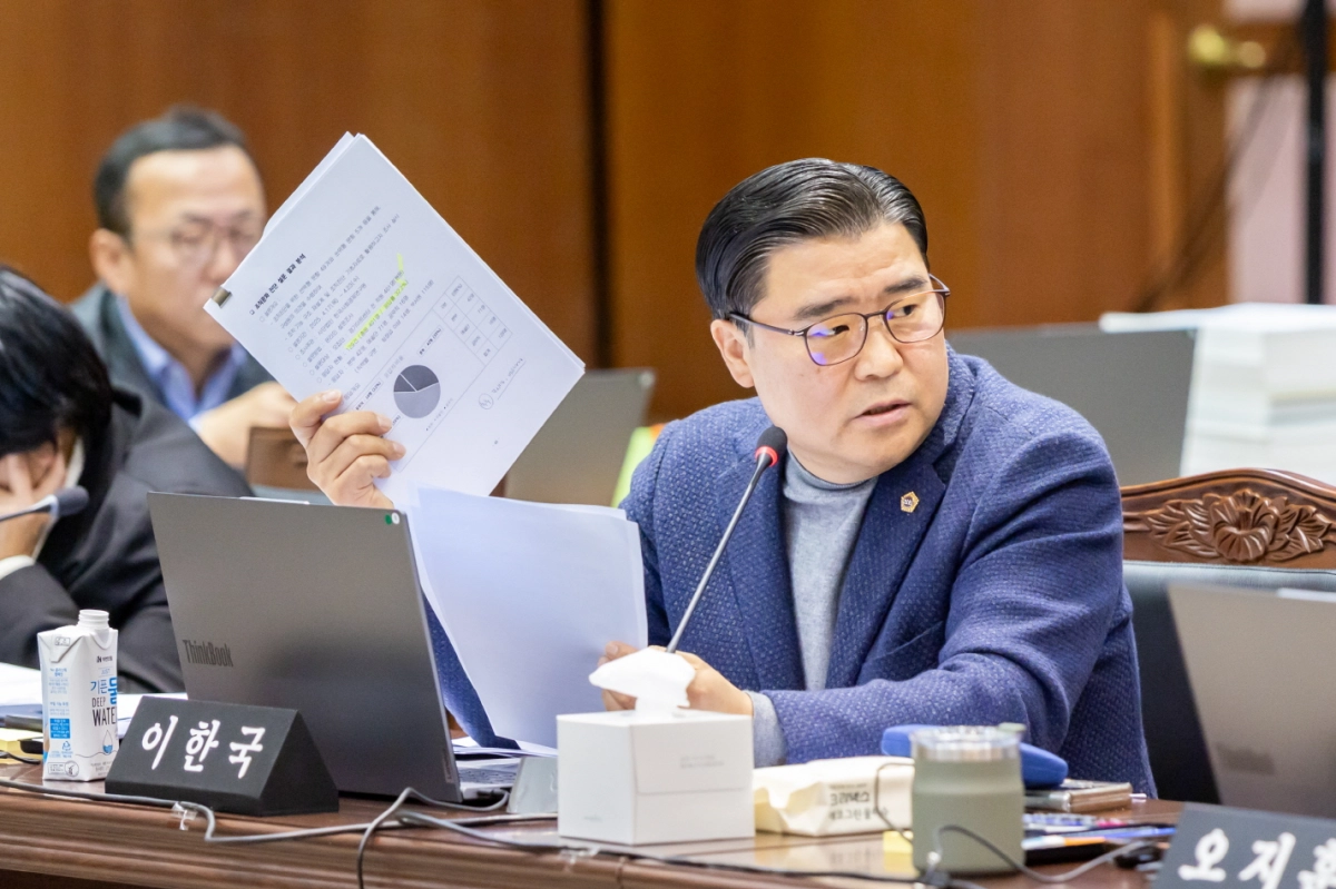 이한국 의원이 18일 진행된 문화체육관광위원회 소관 종합 행정사무감사에서 피감기관을 상대로 질의하고 있다.(사진=경기도의회)