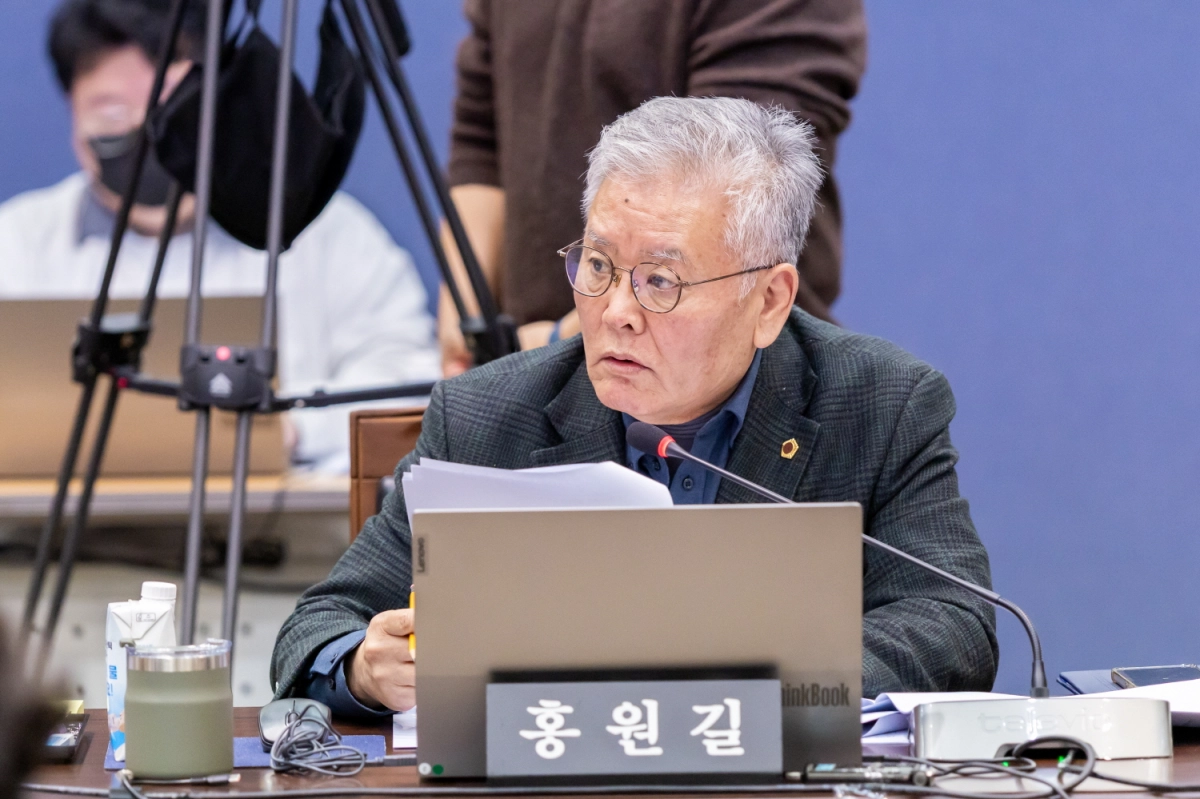 홍원길 의원이 18일 진행된 문화체육관광국 소관 종합 행정사무감사에서 피감기관을 상대로 질의하고 있다.(사진=경기도의회)