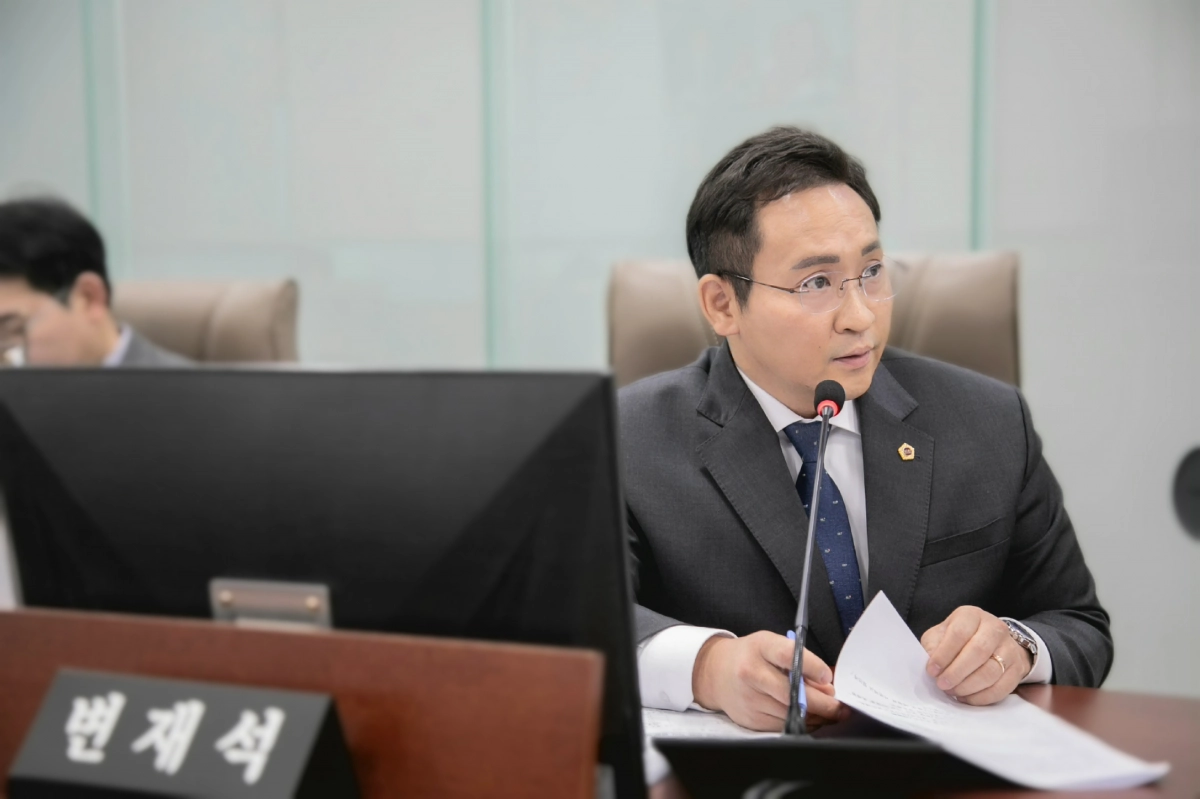 변재석 의원이 18일 열린 경기도의회 제387회 정례회 교육행정위원회 행정사무감사에서 피감기관을 상대로 질의하고 있다.(사진=경기도의회)