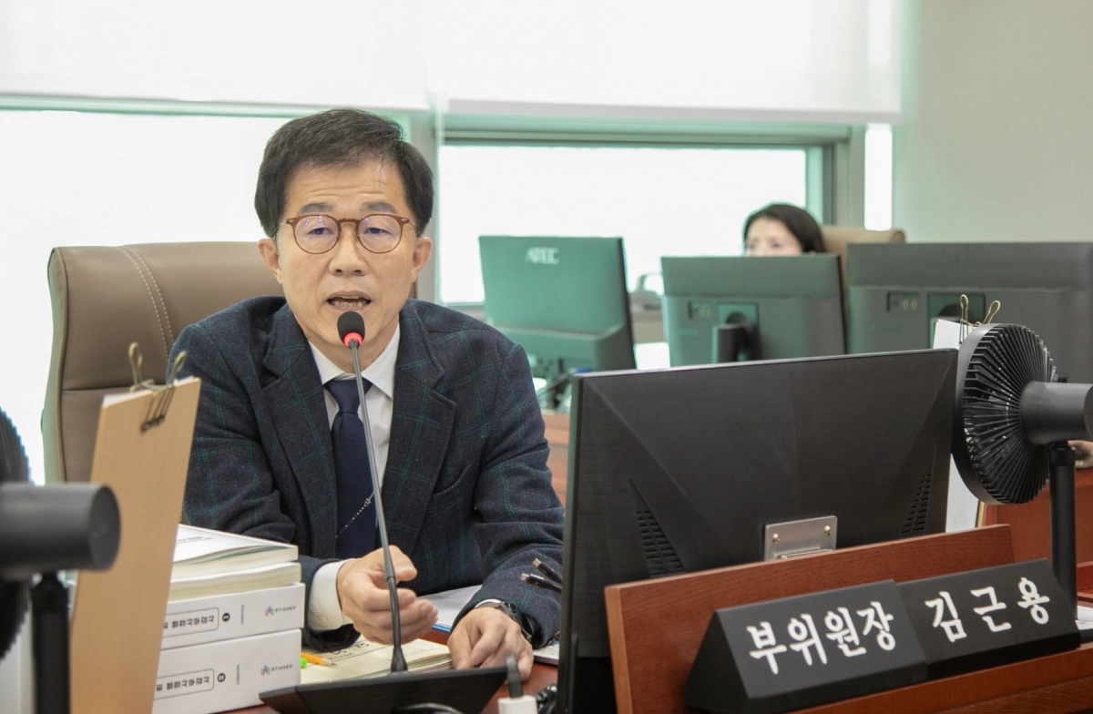 김근용 의원이 18일 감사관·디지털인재국·도서관을 대상으로 한 행정사무감사에서 피감기관을 상대로 질의하고 있다.(사진=경기도의회)